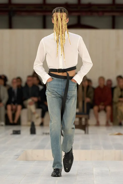 Look 28